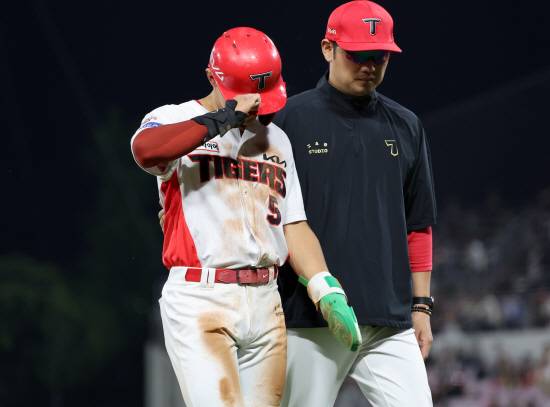 김도영은 지난 27일 광주기아챔피언스필드에서 열린 '2025 신한 SOL 뱅크' KBO리그 키움 히어로즈와 홈 경기에서 0-2로 뒤진 5회말 2사 3루 때 좌전 적시타를 터뜨려 출루에 성공했다. 이후 도루 과정에서 오른쪽 허벅지에 이상을 느꼈다. 결국 김규성으로 교체됐다. 구단 지정병원에서 자기공명영상(MRI) 검진을 한 결과 오른쪽 햄스트링(허벅지 뒤 근육) 손상 판정을 받았다. 연합뉴스