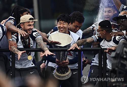 손흥민은 이제 토트넘 홋스퍼 구단에서 공식적으로 인정한 레전드다. 지난 10년 동안 토트넘을 위해 헌신한 손흥민의 노력에 대한 보답이다. 최근 토트넘과 함께 유럽축구연맹(UEFA) 유로파리그 우승을 달성한 손흥민이 토트넘 역사에서 주장 완장을 차고 유럽대항전 정상에 오른 세 번째 선수가 되자 구단에서는 그를 진정한 레전드로 인정했다. 사진 연합뉴스