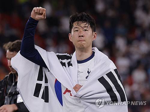 유럽 챔피언이 되어 돌아온 한국 축구대표팀의 주장 손흥민이 우승의 기운을 월드컵으로 이어가려고 한다. 유럽축구연맹(UEFA) 유로파리그 우승 이후 언론과의 인터뷰에서 밝힌 것처럼 내달 열리는 이라크, 쿠웨이트와의 2026 국제축구연맹(FIFA) 북중미 월드컵 아시아 지역 3차예선 2연전에서 월드컵 본선 진출을 확정 짓겠다는 생각이다. 사진 연합뉴스