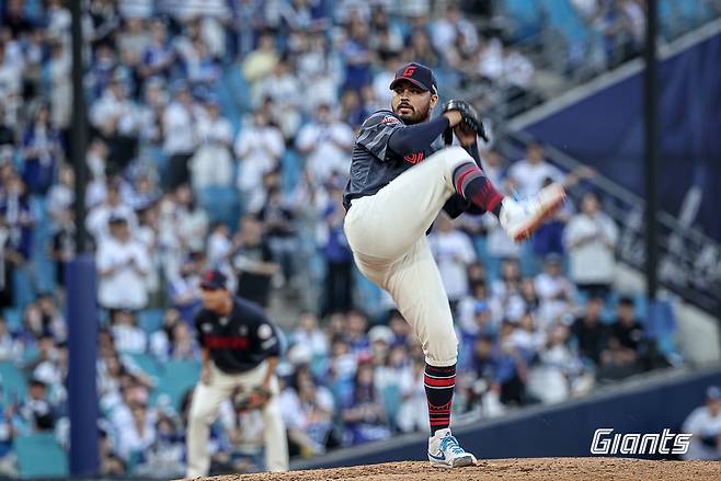 롯데 자이언츠 새 외국인 투수 알렉 감보아가 27일 대구 삼성라이온즈파크에서 열린 삼성 라이온즈와의 원정경기에서 투구하고 있다. 롯데 자이언츠