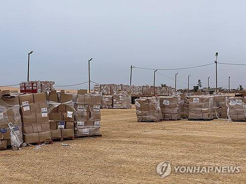 이스라엘 주도 GHF의 가자지구 구호물자 (가자지구 라파 로이터=연합뉴스) 지난 26일(현지시간) 가자지구 라파에 쌓여 있는 이스라엘 주도 가자지구 구호물자 배급조직 '가자 인도주의 재단'(GHF)의 구호물자 박스. [가자 인도주의 재단 배포 사진. 재판매 및 DB 금지. 크레딧 표시 필수] (Gaza Humanitarian Foundation/Handout via REUTERS. MANDATORY CREDIT)