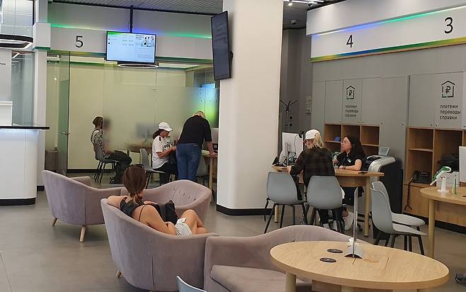 러시아 모스크바의 은행 (모스크바=연합뉴스) 최인영 특파원 = 2023년 여름 러시아 모스크바의 스베르 은행 지점 모습. 2025.5.28 abbie@yna.co.kr (끝)