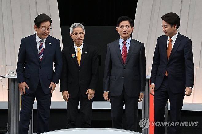 토론 위해 자리로 향하는 후보들 (서울=연합뉴스) 더불어민주당 이재명·민주노동당 권영국·국민의힘 김문수·개혁신당 이준석 대선 후보가 27일 서울 마포구 상암동 MBC 스튜디오에서 진행된 정치 분야 TV토론회에 앞서 포즈를 취한 후 자리로 향하고 있다. 2025.5.27 [국회사진기자단] photo@yna.co.kr