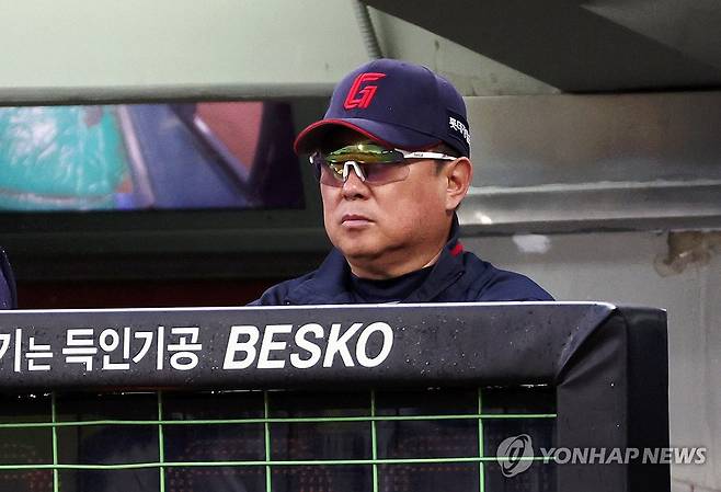 경기 지켜보는 김태형 감독 [연합뉴스 자료사진]
