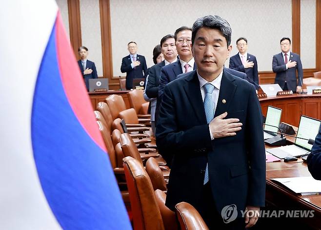 이주호 권한대행, 국무회의 국민의례 (서울=연합뉴스) 홍해인 기자 = 이주호 대통령 권한대행 부총리 겸 교육부 장관이 28일 정부서울청사에서 열린 국무회의에서 국기에 경례하고 있다. 2025.5.28 hihong@yna.co.kr