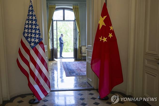 스위스 제네바 미중 회담장에 걸려 있는 미국 성조기와 중국 오성홍기 [AP 연합뉴스 자료사진. 재판매 및 DB금지]