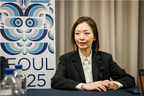 취재진 질문에 답변하는 미디어 아트 작가 김아영 [한국문화예술위원회 제공. 재판매 및 DB 금지]