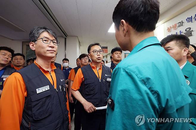 금호타이어 노조, 광주 광산구청 항의 방문 (광주=연합뉴스) 천정인 기자 = 28일 오전 금호타이어 광주공장 노조원들이 광주 광산구청을 항의 방문 하고 있다. 박병규 광산구청장은 전날 대형 화재로 공장을 멈춘 금호타이어 광주공장 이전 문제를 두고 구조조정 등을 언급해 논란을 빚었다. 2025.5.28 iny@yna.co.kr