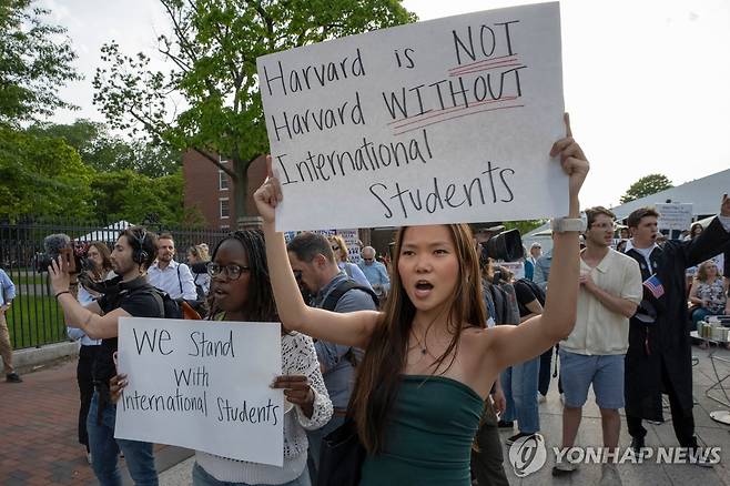 하버드대 재학생들의 시위 (보스턴 AFP=연합뉴스) 하버드대 학생들이 27일(현지시간) 보스턴 하버드대 교내에서 외국인 유학생 등록을 금지한 도널드 트럼프 행정부를 비판하는 구호를 외치고 있다. 2025.5.27 photo@yna.co.kr