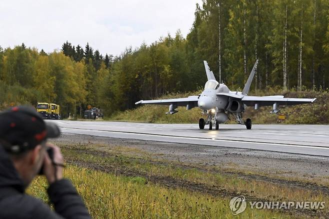 고속도로 훈련하는 핀란드 공군 F/A-18 호넷 전투기 [AFP=연합뉴스 자료사진]