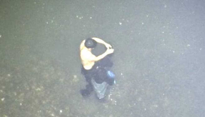 고립자 구조하는 해경 [인천해양경찰서 제공. 재판매 및 DB 금지]