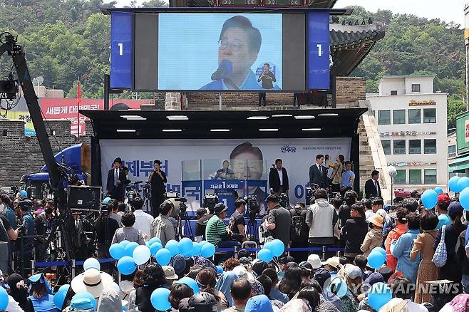 지지 호소하는 이재명 후보 (수원=연합뉴스) 김주성 기자 = 더불어민주당 이재명 대선 후보가 26일 수원시 팔달구 팔달문 영동시장에서 열린 집중 유세에서 시민들에게 지지를 호소하고 있다. 2025.5.26 [공동취재] utzza@yna.co.kr