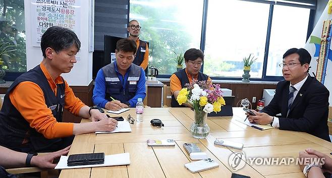 '항의 방문' 금타 노조 면담하는 박병규 청장 (광주=연합뉴스) 천정인 기자 = 28일 오후 광주 광산구청에서 박병규 청장이 항의 방문을 온 금호타이어 노조 관계자와 면담을 하고 있다. 노조는 박 청장이 금호타이어 광주공장 이전 등에 대해 전망한 발언을 문제삼아 이날 항의 방문했다. 2025.5.28 iny@yna.co.kr