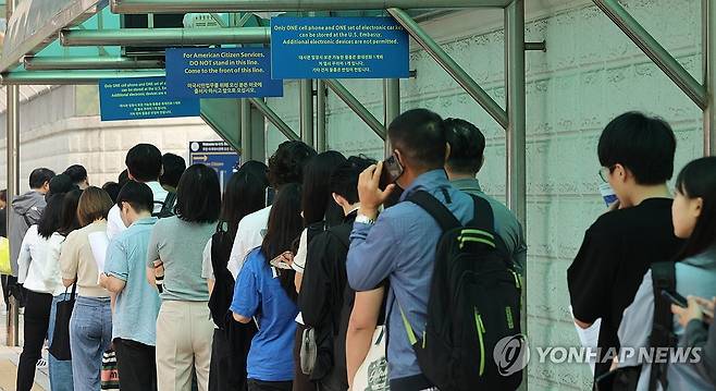 미국, 유학비자 인터뷰 일시 중단 (서울=연합뉴스) 이진욱 기자 = 미국 당국이 미국에 유학하려는 학생에 대해 소셜미디어(SNS) 심사를 의무화하는 방안을 검토하고 있다고 미 정치전문매체 폴리티코가 관련 외교 전문을 입수해 보도했다. 또 미 국무부는 이 같은 제도 도입을 준비하기 위해 전 세계 외교 공관에 유학생 비자 인터뷰를 일시 중단할 것을 지시했다고 이 매체는 전했다. 사진은 28일 서울 종로구 주한 미국대사관 앞에서 미국 비자를 발급받으려는 사람들이 줄을 서 있는 모습. 2025.5.28 cityboy@yna.co.kr