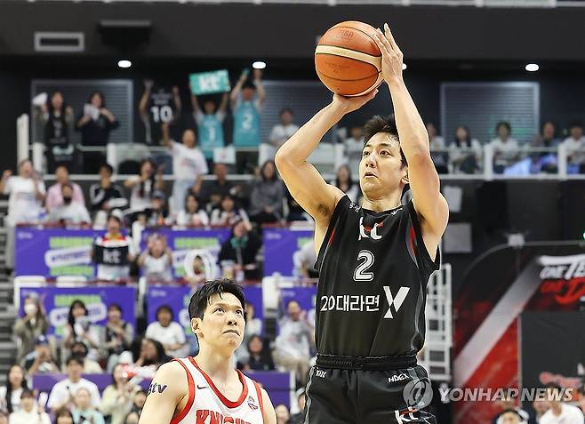 Heo Hoon shooting a three-pointer