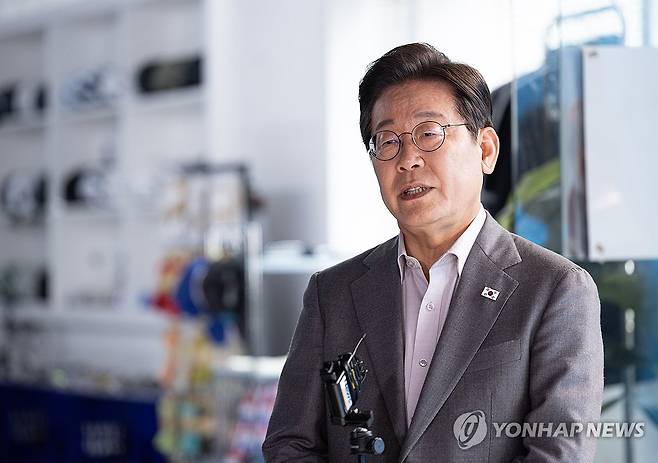 백브리핑하는 이재명 후보 (서울=연합뉴스) 황광모 기자 = 더불어민주당 이재명 대선 후보가 28일 서울 강남구의 한 스튜디오에서 유튜브 라이브 방송을 마친 후 백브리핑하고 있다. 2025.5.28 [공동취재] hkmpooh@yna.co.kr