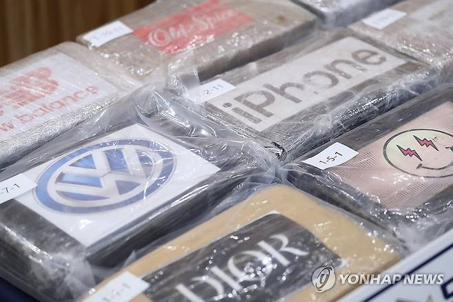 강릉 옥계항서 적발된 코카인…국내 최대 규모 (동해=연합뉴스) 류호준 기자 = 28일 강원 동해시 지가동 동해지방해양경찰청에 지난달 2일 강릉 옥계항서 적발된 코카인이 놓여 있다. 2025.5.28 ryu@yna.co.kr