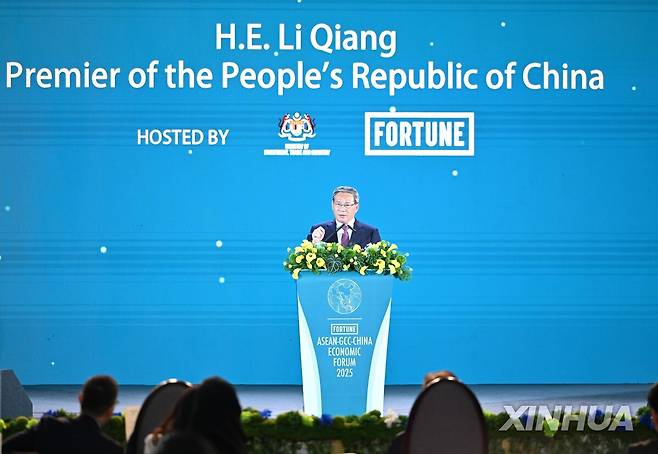 말레이시아에서 열린 아세안-중국-걸프협력회의 경제포럼에서 연설하는 리창 중국 총리 [신화 연합뉴스 자료사진. 재판매 및 DB 금지]