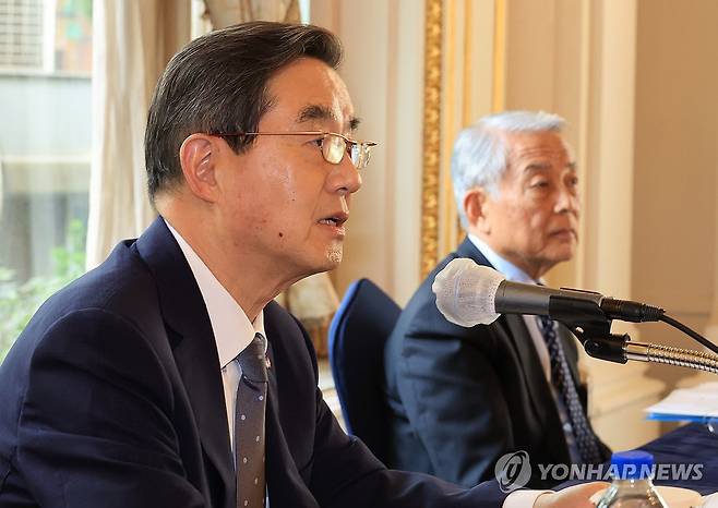 발언하는 김윤 한일경제협회 회장 (서울=연합뉴스) 최재구 기자 = 김윤 한일경제협회 회장(왼쪽)이 28일 서울 시내 한 호텔에서 열린 제57회 한일경제인회의 공동성명 채택 기자회견에서 발언하고 있다. 오른쪽은 아소 유타카 일한경제협회 부회장. 2025.5.28 jjaeck9@yna.co.kr