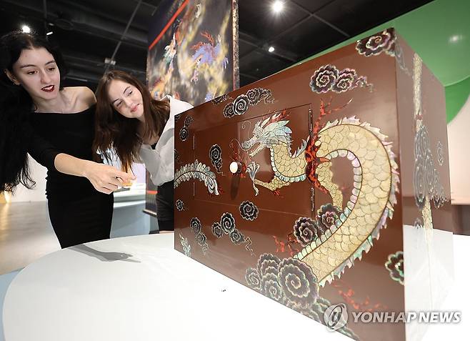 '열 번째 용의 아이와 상상동물' 전시 개막 (서울=연합뉴스) 이재희 기자 = 28일 서울 강남구 국가무형유산전수교육관에서 열린 2025 포르쉐 퓨처 헤리티지 전승공예특별전 '열 번째 용의 아이와 상상동물' 전시를 찾은 관람객들이 전시를 둘러보고 있다. 이 전시는 10월 17일까지 열린다. 2025.5.28 scape@yna.co.kr