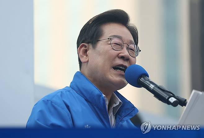 이재명 대선 후보 서울 집중유세 (서울=연합뉴스) 황광모 기자 = 더불어민주당 이재명 대선 후보가 28일 서울 광진구 어린이대공원 정문 앞에서 열린 광진구·중랑구 집중 유세에서 지지를 호소하고 있다. 2025.5.28 hkmpooh@yna.co.kr