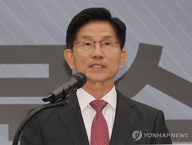 국토 발전 관련 공약 발표하는 김문수 후보 (서울=연합뉴스) 류영석 기자 = 국민의힘 김문수 대선 후보가 27일 서울 여의도 국민의힘 중앙당사에서 국토 발전 관련 공약발표 기자회견을 하고 있다. 2025.5.27 ondol@yna.co.kr