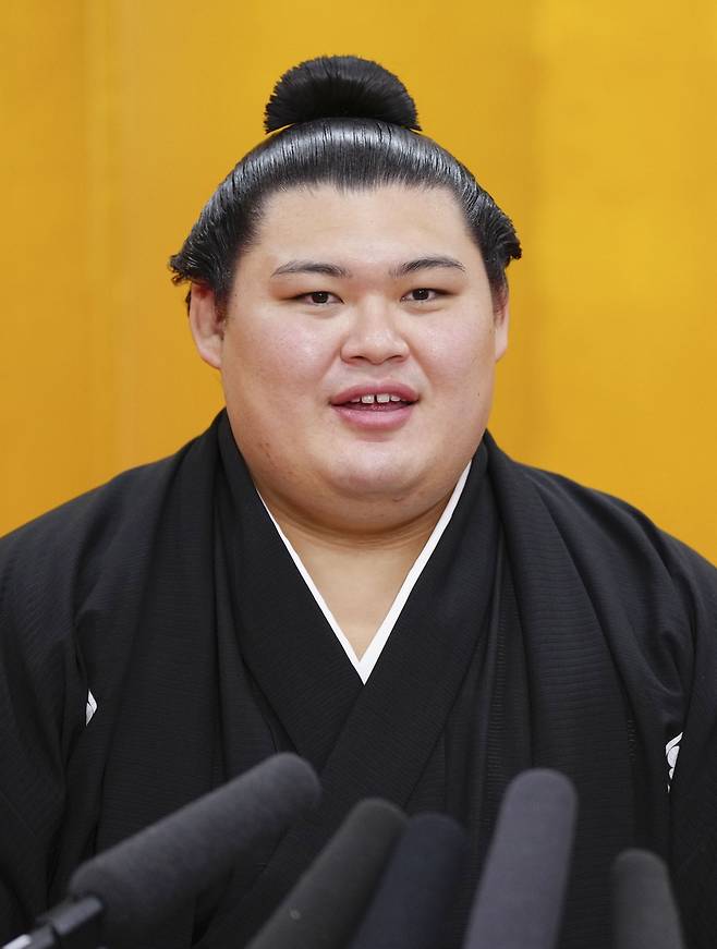 스모 요코즈나에 등극한 오노사토 선수    (교도=연합뉴스) 28일 일본스모협회로부터 요코즈나 승격 소식을 통보받은 뒤 기자회견에 임한 오노사토 선수. 2025.5.28.