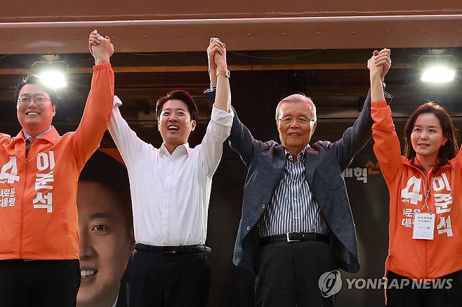 이준석 후보 응원 나선 김종인 전 비대위원장 (서울=연합뉴스) 신현우 기자 = 김종인 전 국민의힘 비상대책위원장이 28일 서울 강남구 코엑스 동문에서 열린 개혁신당 이준석 후보의 집중유세 현장을 찾아 이 후보와 함께 두 팔을 들어올리고 있다. 2025.5.28 nowwego@yna.co.kr