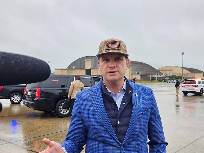 기자들에게 발언하는 헤그세스 미 국방장관 (워싱턴=연합뉴스) 송상호 특파원= 피트 헤그세스 미국 국방장관이 28일(현지시간) 아시아안보회의(샹그릴라대화·싱가포르·5월30∼6월1일)에 참석하기 위해 출국하기 앞서 워싱턴DC 인근 공군기지에서 기자들에게 발언하고 있다. 2025.5.28 sshluck@yna.co.kr