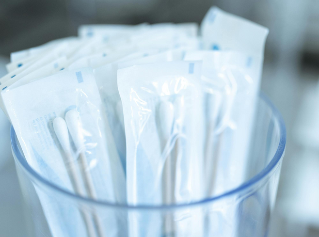플라스틱 컵에 담겨있는 면봉들