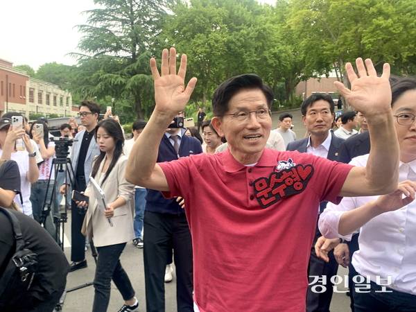 국민의힘 김문수 대선 후보가 28일 영남대학교 경산캠퍼스에 도착한 직후 자신을 환영하는 청년들에게 손을 흔들어 인사하고 있다. 2025.5.28 경산/김우성기자 wskim@kyeongin.com
