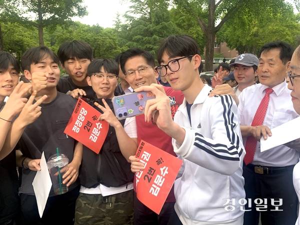 국민의힘 김문수 대선 후보가 영남대 학생들과 함께 셀카를 촬영하고 있다. 2025.5.28 경산/김우성기자 wskim@kyeongin.com