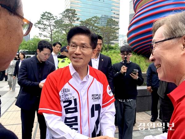 국민의힘 김문수 대선 후보가 청년정책 공약 발표 행사장인 서울 청계광장에 도착해 최재형 전 의원 등과 인사를 나누고 있다. 2025.5.19 /김우성기자 wskim@kyeongin.com