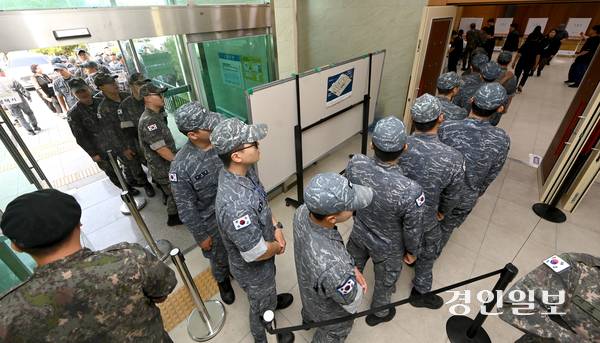 제21대 대통령선거 사전투표가 시작된 29일 평택시 포승읍 포승문화복지센터에 마련된 사전투표소에서 해군 2함대 장병들이 사전투표를 하고 있다. 2025.5.29 /최은성기자 ces7198@kyeongin.com