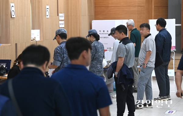 제21대 대통령선거 사전투표가 시작된 29일 평택시 포승읍 포승문화복지센터에 마련된 사전투표소에서 해군 2함대 장병들이 사전투표를 하고 있다. 2025.5.29 /최은성기자 ces7198@kyeongin.com