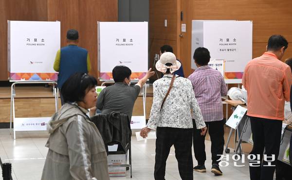 제21대 대통령선거 사전투표가 시작된 29일 평택시 포승읍 포승문화복지센터에 마련된 사전투표소에서 해군 2함대 장병들이 사전투표를 하고 있다. 2025.5.29 /최은성기자 ces7198@kyeongin.com