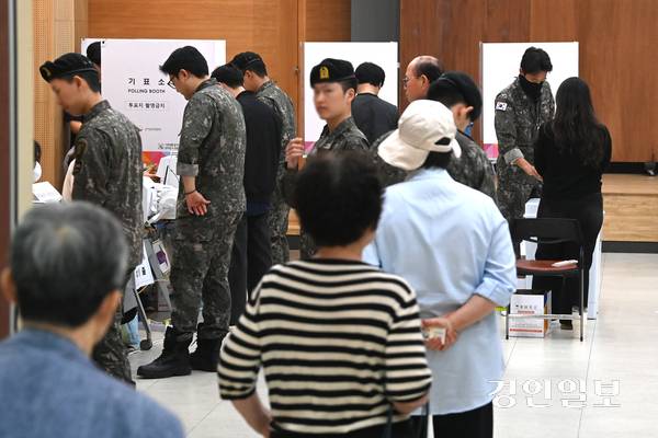 제21대 대통령선거 사전투표가 시작된 29일 평택시 포승읍 포승문화복지센터에 마련된 사전투표소에서 해군 2함대 장병들이 사전투표를 하고 있다. 2025.5.29 /최은성기자 ces7198@kyeongin.com