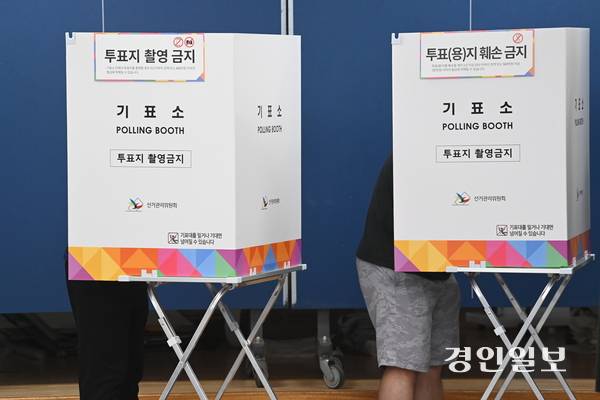 제21대 대통령선거 사전투표가 시작된 29일 오후 수원시 영통구 광교1동행정복지센터에 마련된 사전투표소에서 유권자들이 사전투표를 하고 있다. 2025.5.29 /최은성기자 ces7198@kyeongin.com
