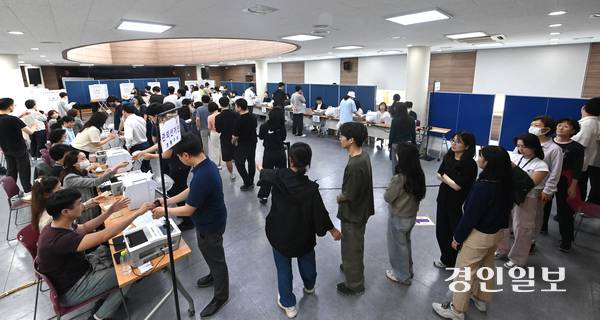 제21대 대통령선거 사전투표가 시작된 29일 오후 수원시 영통구 광교1동행정복지센터에 마련된 사전투표소에서 유권자들이 사전투표를 하고 있다. 2025.5.29 /최은성기자 ces7198@kyeongin.com