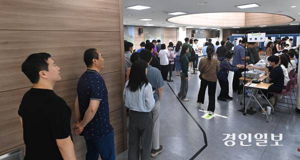 제21대 대통령선거 사전투표가 시작된 29일 오후 수원시 영통구 광교1동행정복지센터에 마련된 사전투표소에서 유권자들이 사전투표를 하고 있다. 2025.5.29 /최은성기자 ces7198@kyeongin.com