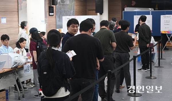 제21대 대통령선거 사전투표가 시작된 29일 오후 수원시 영통구 광교1동행정복지센터에 마련된 사전투표소에서 유권자들이 사전투표를 하고 있다. 2025.5.29 /최은성기자 ces7198@kyeongin.com