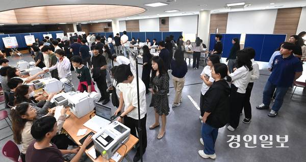 제21대 대통령선거 사전투표가 시작된 29일 오후 수원시 영통구 광교1동행정복지센터에 마련된 사전투표소에서 유권자들이 사전투표를 하고 있다. 2025.5.29 /최은성기자 ces7198@kyeongin.com