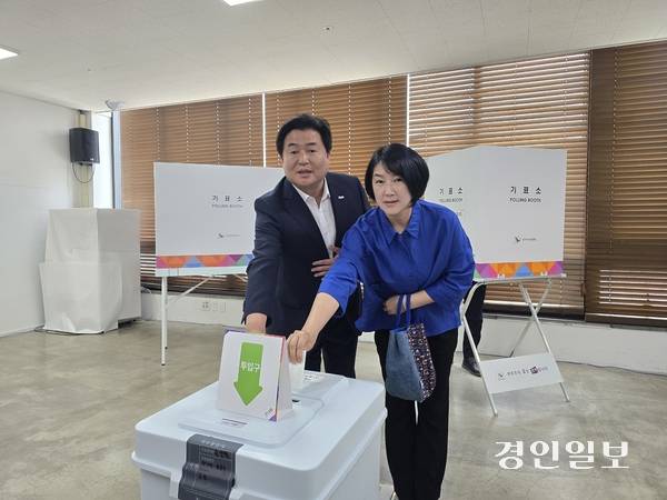 임병택 시흥시장 내외가 29일 시흥 거북섬동 사전투표소에서 투표를 하고 있다.  2025.5.29 시흥/김성주기자 ksj@kyeongin.com