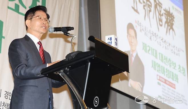 국민의힘 김문수 대선 후보가 29일 인천시 연수구 쉐라톤 그랜드 인천호텔에서 열린 '제21대 대선후보 초청 새얼아침대화 강연회'에서 강연하고 있다.정선식기자