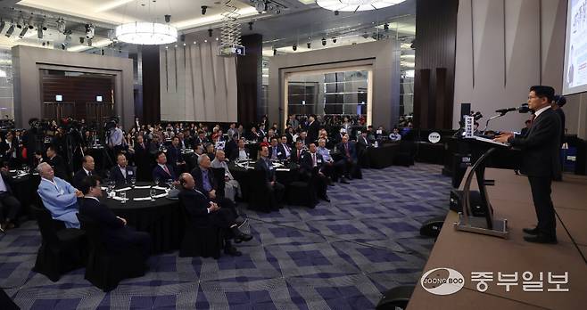 국민의힘 김문수 대선 후보가 29일 인천시 연수구 쉐라톤 그랜드 인천호텔에서 열린 '제21대 대선후보 초청 새얼아침대화 강연회'에서 강연하고 있다.정선식기자