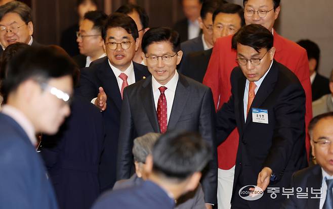 국민의힘 김문수 대선 후보가 29일 인천시 연수구 쉐라톤 그랜드 인천호텔에서 열린 '제21대 대선후보 초청 새얼아침대화 강연회'에서 입장 하고 있다.정선식기자