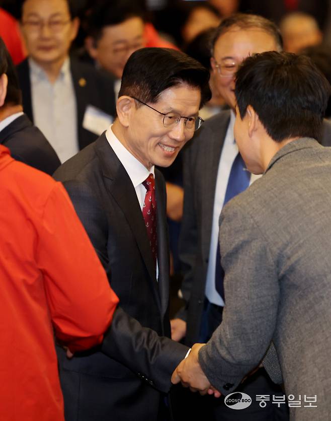 국민의힘 김문수 대선 후보가 29일 인천시 연수구 쉐라톤 그랜드 인천호텔에서 열린 '제21대 대선후보 초청 새얼아침대화 강연회'에서 인사 하고 있다.정선식기자