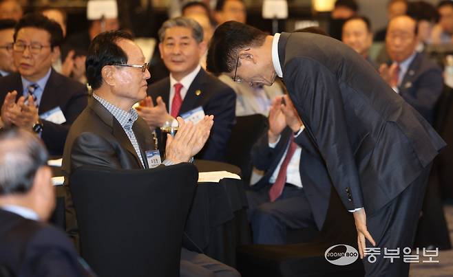 국민의힘 김문수 대선 후보가 29일 인천시 연수구 쉐라톤 그랜드 인천호텔에서 열린 '제21대 대선후보 초청 새얼아침대화 강연회'에서 인사 하고 있다.정선식기자