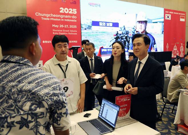 김태흠 지사는 27일 인도네시아 자카르타 쉐라톤 호텔에서 개최한 충남해외시장개척단 수출상담회에 참석해 상담 테이블을 돌며 바이어들에게 충남 제품의 우수성을 설명하고 있다.[사진=충남도 제공]