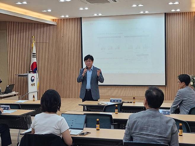 박경희 대전지방기상청장이 소통간담회에서 올해 시행되는 기상정책에 대해 설명하고 있다. &nbsp;(사진=대전기상청 제공)